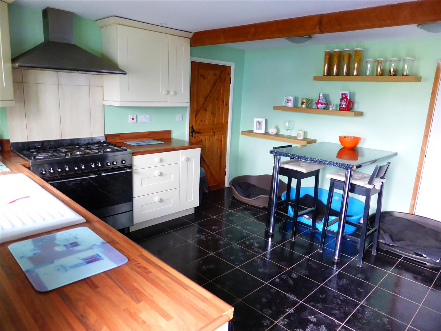 KITCHEN/BREAKFAST ROOM